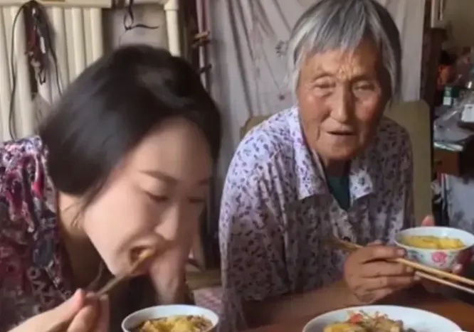 八旬网红徐姥姥，成全家赚钱工具