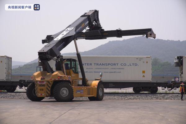 中老铁路跨境货物运量突破50万吨